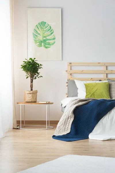 Спальня с деревянным полом — стоковое фото