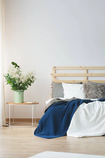 Flores en el dormitorio — Foto de Stock