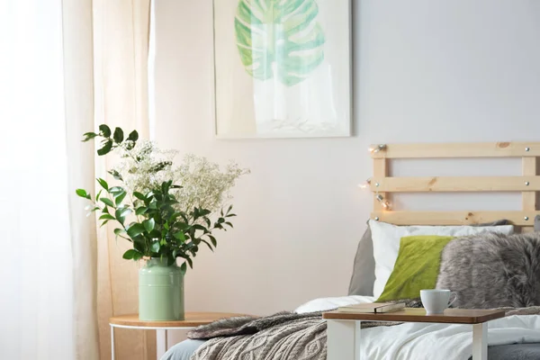Bedroom with flowers — Stock Photo, Image