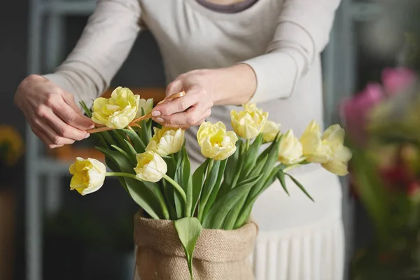Frau schmückt Tulpen — Stockfoto