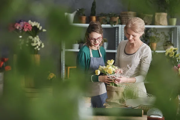 Fioristi che fanno composizioni floreali — Foto Stock