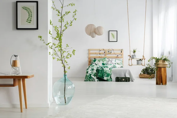 Біла спальня з рослинами — стокове фото