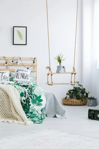 Schlafzimmer mit diy Schaukel Regal — Stockfoto