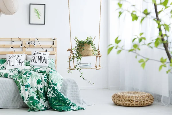 Weißes Schlafzimmer mit Pouf aus Rattan — Stockfoto