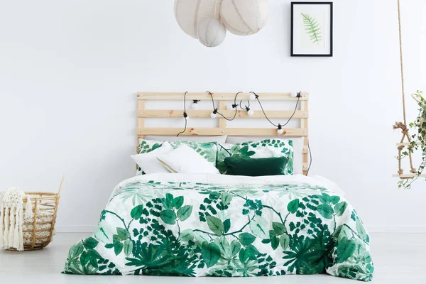 더블 침대가 있는 침실 — 스톡 사진