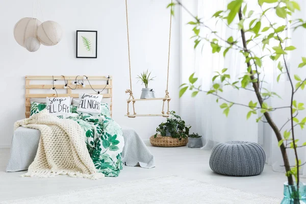 Schlafzimmer mit grauem Hocker — Stockfoto