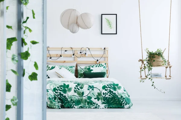 Ботаническая спальня с деревянной кроватью — стоковое фото