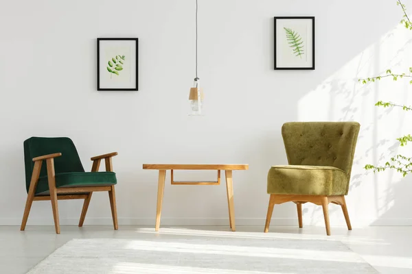 Hvid lejlighed med grønne lænestole - Stock-foto