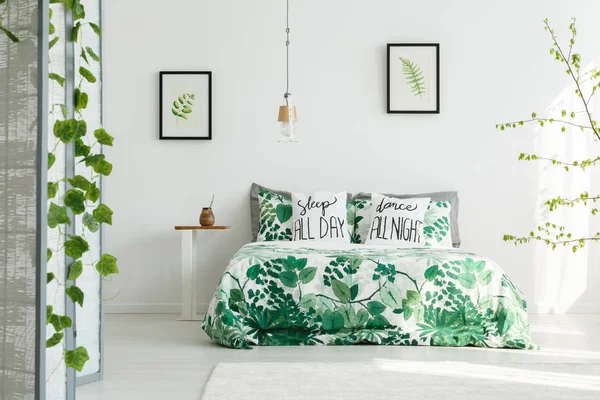 흰색 벽과 식물 침실 — 스톡 사진
