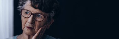 Yaşlı yalnız kadın Alzheimer ile