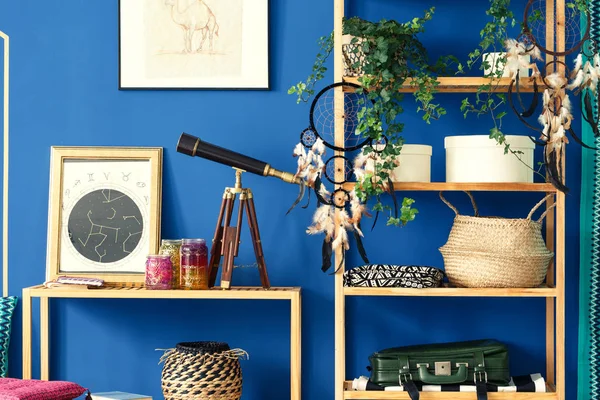 Blauwe kamer met houten boekenkast — Stockfoto