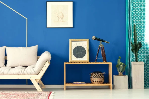 Blaues Wohnzimmer mit Kaktus — Stockfoto