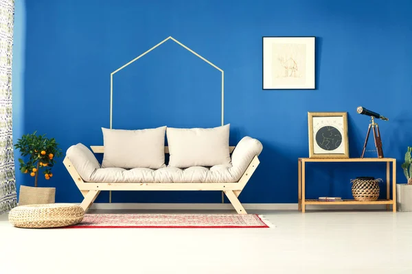 Chambre avec canapé et pouf — Photo