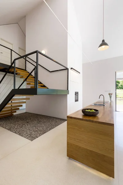 Современная минималистская кухня и лестница — стоковое фото