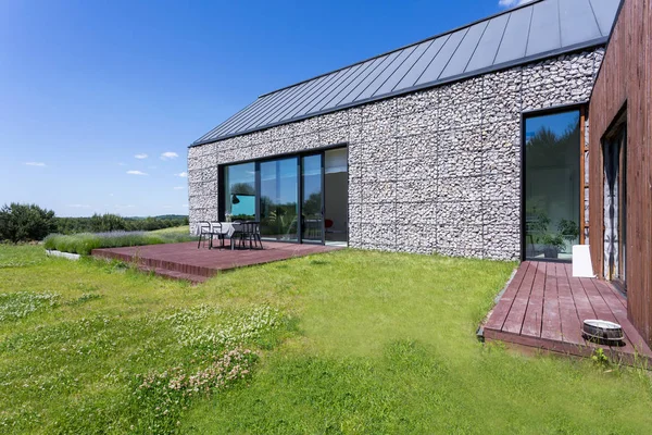 Casa de piedra moderna con terraza — Foto de Stock