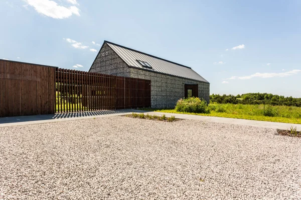 Stora moderna stenhus exteriör — Stockfoto