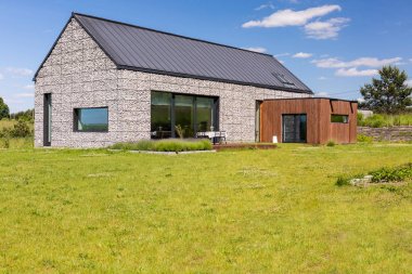 Taş yükselmesi ile müstakil ev