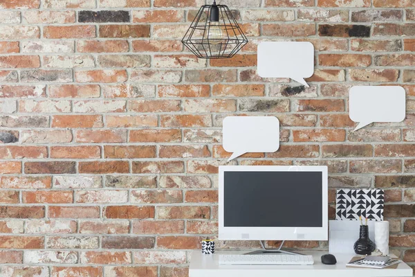 Espacio de trabajo en casa con escritorio pequeño — Foto de Stock