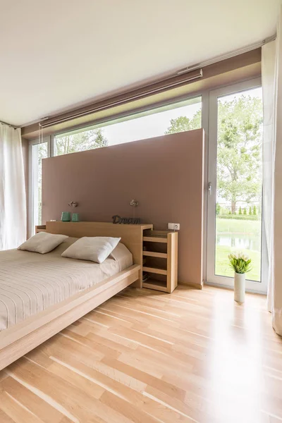 Современная и стильная спальня — стоковое фото
