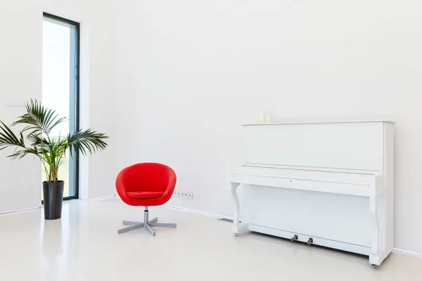 Minimalistische kamer met piano — Stockfoto