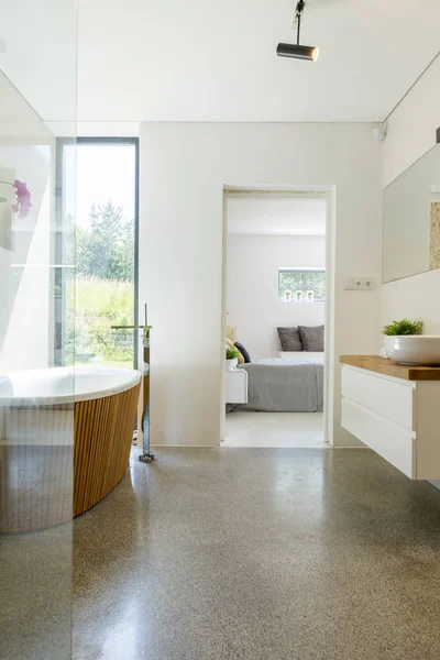 Moderno baño blanco espacioso — Foto de Stock