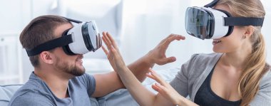 Vr gözlüklü kadın ve erkek