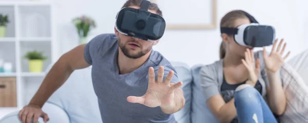 Pareja descubriendo realidad virtual — Foto de Stock
