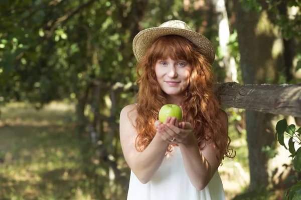 Mujer del campo sosteniendo una manzana —  Fotos de Stock