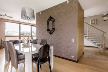 Yemek salonu ile şık masa