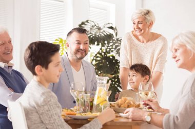 Aile kutlama yemeği