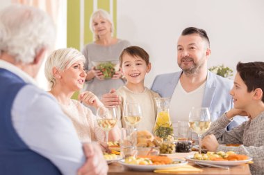 Masada konuşurken aile