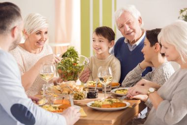 Salata tabağına koyarak anne