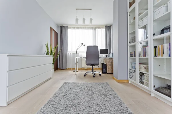 Weißes modernes Büro mit Schreibtisch — Stockfoto