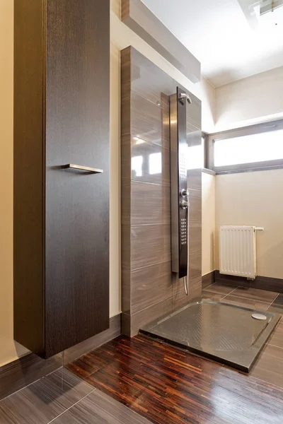 대리석 도와 가진 현대 오픈 샤워 — 스톡 사진