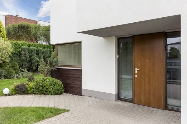 Porta d'ingresso in legno alla casa moderna — Foto Stock