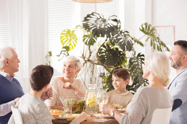Família jantando — Fotografia de Stock