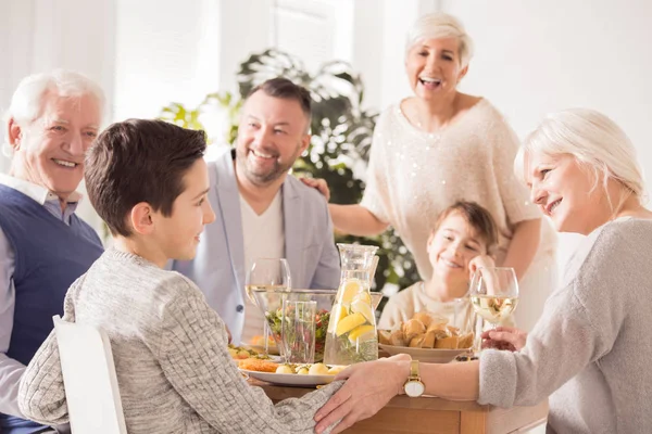 Familjen lovorda pojke — Stockfoto