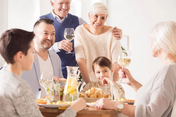 Morfar att göra en toast — Stockfoto