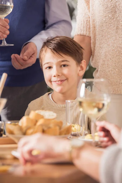 Αγόρι στο οικογενειακό δείπνο — Φωτογραφία Αρχείου