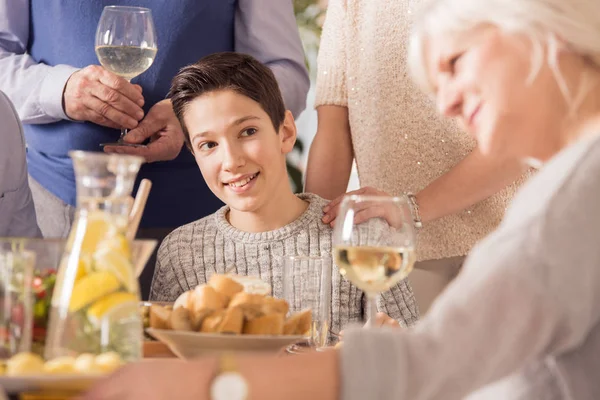 Chico mirando a la abuela — Foto de Stock