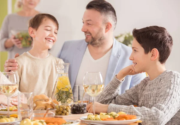 Pai falando com seus filhos — Fotografia de Stock