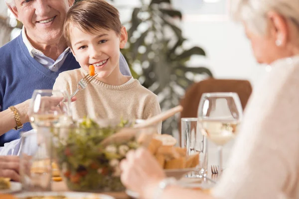 Menino a ser alimentado — Fotografia de Stock