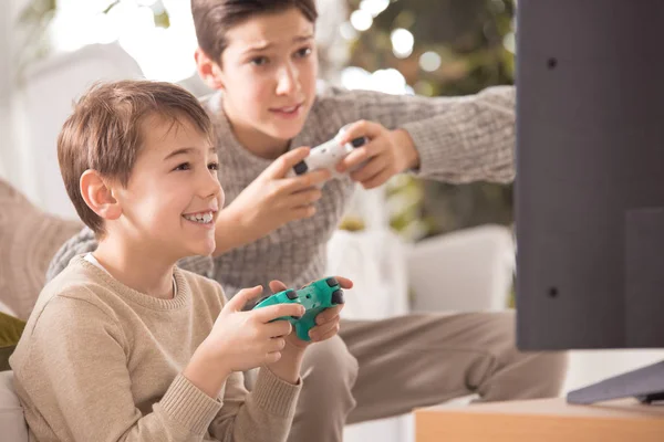 Boys playing videogame — Stock Photo, Image