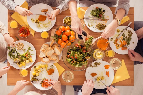 Tisch voller gesunder Lebensmittel — Stockfoto