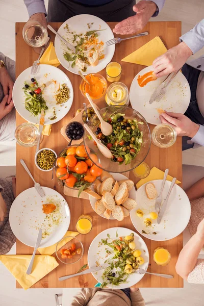 Familie beendet Abendessen — Stockfoto