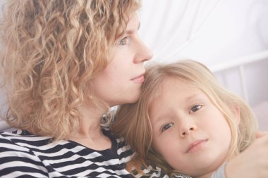 Düşünme anne ve kızı