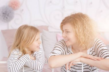 Anne ve kızı oturan