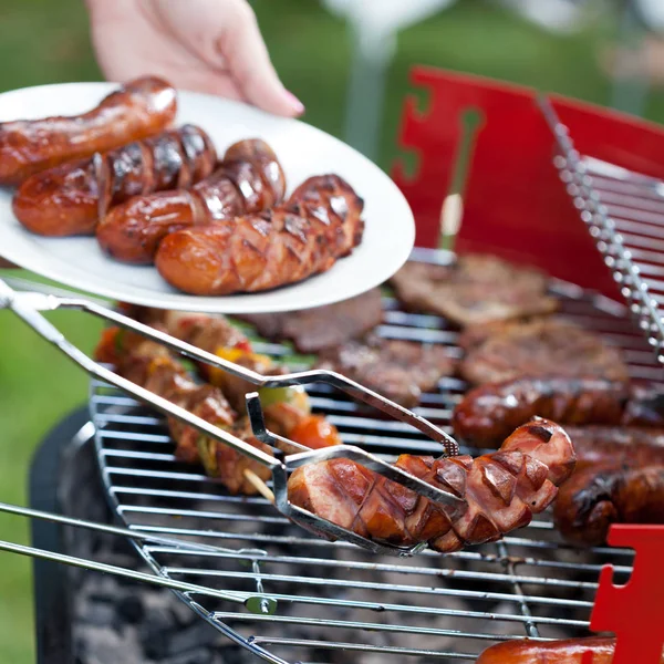 Deliciosas salchichas preparadas a la parrilla — Foto de Stock