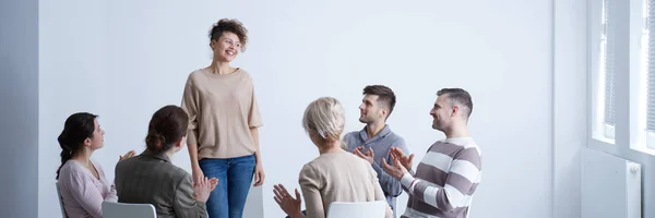 Rehab-gruppen applåderande lycklig kvinna — Stockfoto