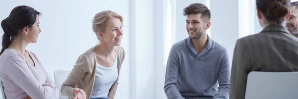 Personas que participan en psicoterapia de grupo — Foto de Stock